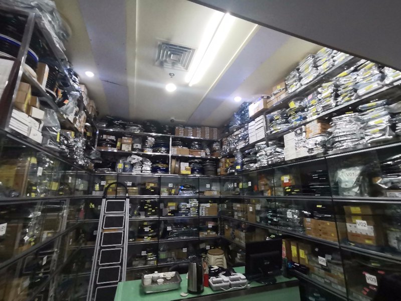 在当今科技迅猛发展的时代，电子产品已成为人们生活中不可或缺的一部分。然而，面对琳琅满目的产品和不断更新的技术，如何才能打造出一款真正符合市场需求的电子产品呢？本文将通过对比分析的方式，从设计、功能、成本三个维度出发，解析电子产品研发的关键步骤。
